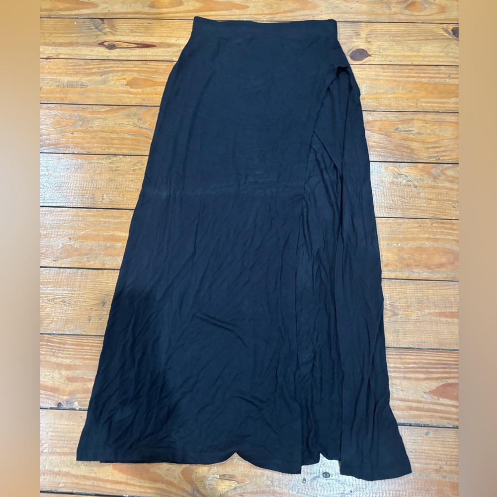 (584) +LONG SLIT BACK SKIRT